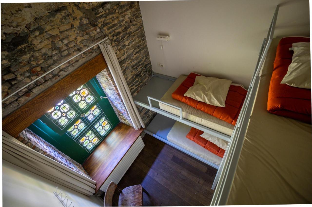 Habitación privada pequeña con 3 camas (litera triple)